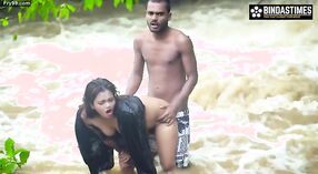 Pasangan Desi Srabani dan Suman berhubungan seks di luar ruangan di air terjun 9 min 40 sec