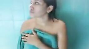 ボーイフレンドはシャワーを浴びているインドの美しさを撮影します 4 分 20 秒