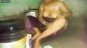 Indyjska ciocia bierze kąpiel w jej wiejskim domu 1 / min 00 sec