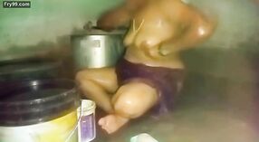 Indyjska ciocia bierze kąpiel w jej wiejskim domu 1 / min 40 sec