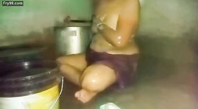 インドの叔母は彼女の村の家で入浴します 2 分 20 秒