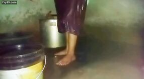 Indyjska ciocia bierze kąpiel w jej wiejskim domu 7 / min 00 sec
