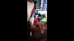 Индийская подружка соблазняет своего парня в его спальне 1 минута 00 сек
