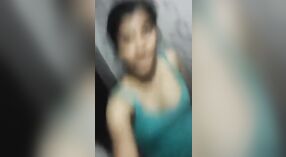 Adolescente se pone traviesa con placer propio 1 mín. 40 sec