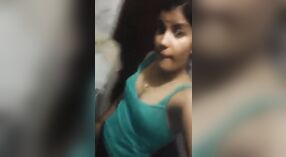 Adolescente se pone traviesa con placer propio 2 mín. 00 sec