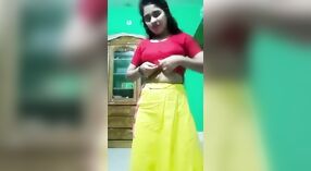 Belle Fille Bengali Enlève Son Sari et ses Bretelles 0 minute 30 sec