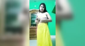 Belle Fille Bengali Enlève Son Sari et ses Bretelles 0 minute 50 sec