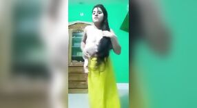 Belle Fille Bengali Enlève Son Sari et ses Bretelles 1 minute 00 sec