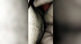 Desi couple se fait prendre en train de baiser toute la nuit dans le village avec audio 1 minute 40 sec