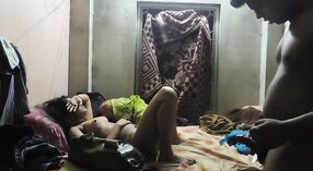 भारतीय जोड़ी की पड़ताल उनके यौन इच्छाओं के साथ एक युवा विवाहित महिला 0 मिन 0 एसईसी