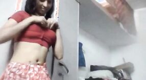 Ein junges Mädchen in einem Sari tanzt verführerisch für Geld 0 min 30 s