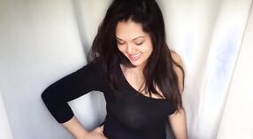 Lauren, die indische Schönheit aus Großbritannien, ist ein leidenschaftliches und sexy Babe 2 min 50 s