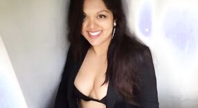 Lauren, die indische Schönheit aus Großbritannien, ist ein leidenschaftliches und sexy Babe 3 min 50 s