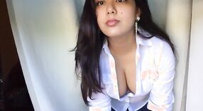 Lauren, die indische Schönheit aus Großbritannien, ist ein leidenschaftliches und sexy Babe 0 min 50 s