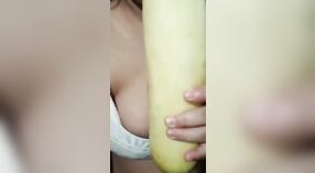 Corneo ragazza gode suzione su un cucumber mentre sentimento aroused 0 min 0 sec