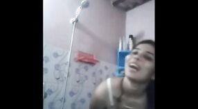 Poznaj Mitę Lucknow, dziewczynę, która uwielbia kąpać się nago 0 / min 0 sec