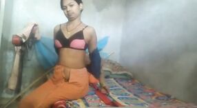 Cute teen Anisha strisce e mostra il suo corpo 0 min 40 sec
