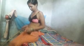 Cute teen Anisha strisce e mostra il suo corpo 0 min 50 sec