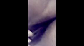 Bella ragazza adolescente si masturba in una varietà di clip 3 min 30 sec