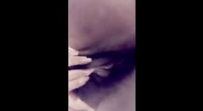 Bella ragazza adolescente si masturba in una varietà di clip 3 min 40 sec