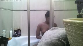 Scène de douche gay avec une fille tamoule chaude 2 minute 50 sec