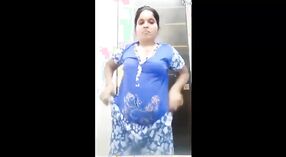 Il corpo curvy di Desi bhabhi cambia con l'età 1 min 20 sec