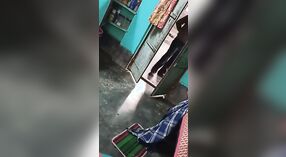 Desi bhabi se déshabille dans la salle de bain après avoir changé de vêtements 3 minute 00 sec