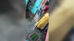 Desi bhabi se desnuda en el baño después de cambiarse de ropa 3 mín. 20 sec