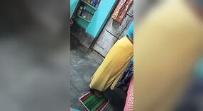 Desi bhabi zieht sich nach dem Umziehen im Badezimmer aus 4 min 20 s