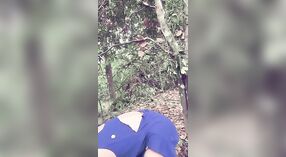 Sexy dziewczyna pokazuje swoje gorące cycki w dzikim show 2 / min 20 sec