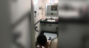 Полнометражный клип Бхабхи, подглядывающей в ванную 0 минута 0 сек