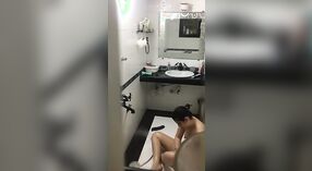 Полнометражный клип Бхабхи, подглядывающей в ванную 3 минута 50 сек