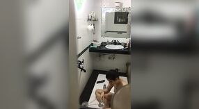 Полнометражный клип Бхабхи, подглядывающей в ванную 5 минута 00 сек