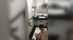 Полнометражный клип Бхабхи, подглядывающей в ванную 7 минута 20 сек