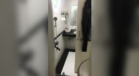 Полнометражный клип Бхабхи, подглядывающей в ванную 12 минута 00 сек