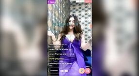 Model Rivika Mani sing apik banget nuduhake celah gedhe ing sari premium ungu 1 min 40 sec