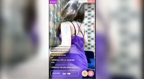 L'exquise mannequin Rivika Mani arbore son grand décolleté en sari violet premium 2 minute 00 sec