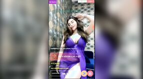 Exquisite Rivika Mani Model pronkt met haar grote decolleté in paars premium saree 2 min 40 sec