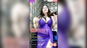 Model Rivika Mani sing apik banget nuduhake celah gedhe ing sari premium ungu 3 min 00 sec