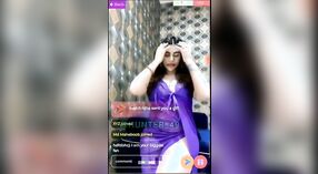 Exquisite Rivika Mani Model pronkt met haar grote decolleté in paars premium saree 3 min 40 sec