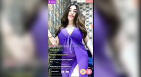 Model Rivika Mani sing apik banget nuduhake celah gedhe ing sari premium ungu 4 min 20 sec