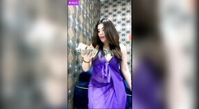 Exquisites Rivika Mani Model zeigt ihre große Spaltung in lila Premium Saree 5 min 00 s