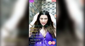 Model Rivika Mani sing apik banget nuduhake celah gedhe ing sari premium ungu 0 min 0 sec