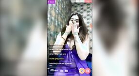 Model Rivika Mani sing apik banget nuduhake celah gedhe ing sari premium ungu 1 min 00 sec