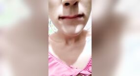 Sottile e sexy pakistani ragazza con grandi seni 5 min 00 sec