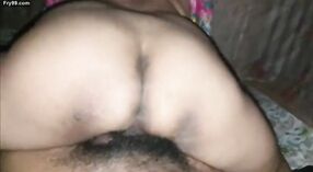 A mulher virgem indiana experimenta a sua primeira vez a ser fodida pelo marido na sua rata apertada 9 minuto 40 SEC