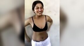 Gadis Desi seneng karo kekasihé ing video sing uap iki 0 min 0 sec