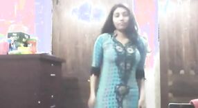 Bengalski dziewczyna paski w dół w chalvet kostium i próbuje na sukienki 2 / min 00 sec