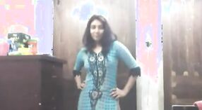 Bengalski dziewczyna paski w dół w chalvet kostium i próbuje na sukienki 2 / min 20 sec