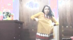 Une bengali se déshabille en costume de velours et essaie des robes 4 minute 00 sec